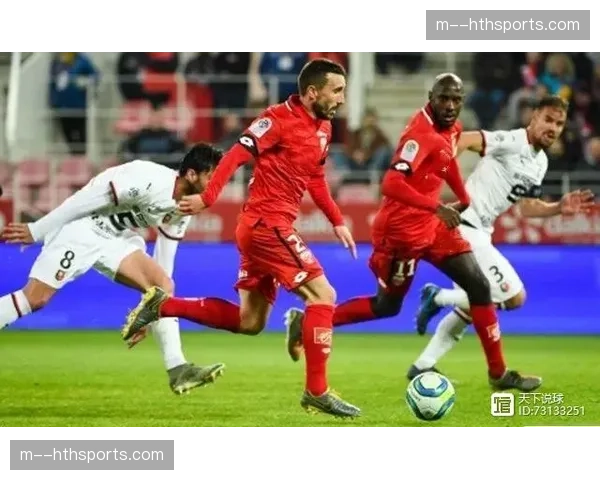 特写镜头：南特老将穆图萨米职业生涯第400场法甲，获赠纪念球衣